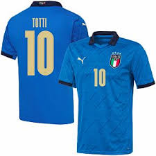 Ben jij supporter van italië en wil jij je favoriete land aanmoedigen in het officiële voetbalshirt? Italie Voetbalshirts Tenues En T Shirts 2018 2019 Inclusief Officiele Bedrukking