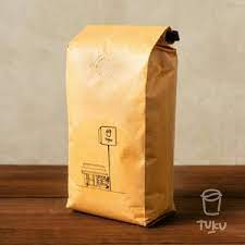 Pengemudi ojek daring mengambil pesanan kopi pelanggan di kopi tuku, tebet, jakarta, selasa, 14 juli 2020. Tuku Tebet Food Delivery Menu Grabfood Id