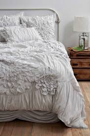 la parure de lit romantique en milles photos en 2021 parure de lit blanche parure de lit chambre design