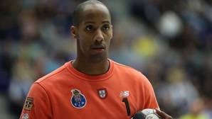 Contudo, a modalidade jogada a sete jogadores foi continuada e ainda é hoje jogada no clube. Guarda Redes De Andebol Do Fc Porto Continua Internado Com Prognostico Reservado Confirma O Clube Modalidades Correio Da Manha