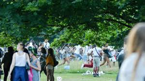 We're descending into a hell, said former appear at hyde park and use his superpowers to get them to stop? the stabbing, which left a young man. Hyde Park Water Fight Violence Sees Police Officer Stabbed Bbc News
