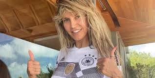 Heidi stays fit with family. Nhhu9yhsal1qcm