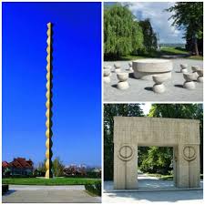 Poarta sărutului este o sculptură în piatră, realizată de constantin brâncuși, parte a tripticului ansamblului monumental din târgu jiu.lucrarea a fost amplasată pe locul ei în luna octombrie 1937 și a fost sculptată în prima parte a anului 1938, fiind finalizată la 20 septembrie și inaugurată la 27 octombrie 1938. LecÈ›ia De Istorie LecÈ›ia De Sitorie 27 Octombrie Inaugurarea Ansamblului Sculptural De La Targu Jiu La Data De 27 Octombrie 1938 A Fost Inaugurat Ansamblul Monumental De La Targu Jiu Conceput