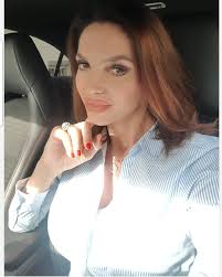 spuneti mi voi...de ce viata e atat de complicata pt unii...🤔 ....uneori  ma simt atat de obosita....totul e contra cronometru...TOTUL!!!