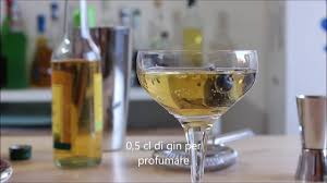Il vino bianco è una varietà di vino di colore giallo dalle varie sfumature verdognole e ambrate. Trump S Golden Cowlick Cocktail Cocktail Con Prosecco Sidro Di Mele E Chartreuse Youtube