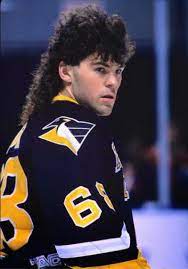 Jaromír jágr, toho času na floridě, podpořil na fotce z kabiny místních panthers karla gotta. Vpredu Byznys Vzadu Party Jagr Rekl Ze Se Vrati K Ucesu Z 90 Let Idnes Cz
