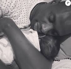 Chose étonnante, omar sy et sa fille selly partagent la même date d'anniversaire ! Omar Sy Assoupi Avec Bebe Dans Les Bras Rare Photo Pour La Fete Des Peres Purepeople