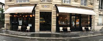 Cadre classique, avec de vieilles affiches chinées et un petit comptoir à l'entrée. Le Paris 17 Restaurant Et Le Petit 17 Cafe Salon De The Picture Of Paris Xvii Tripadvisor