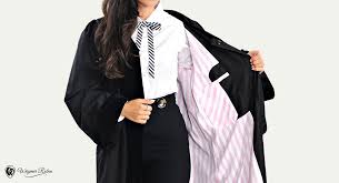 Am ende, so sehen es die männer und frauen in ihren roten roben, stiften die urteile des bundesverfassungsgerichts rechtsfrieden in. Jura Meets Fashion Individuelle Roben Fur Juristen Tradition Trifft Auf Frisches Design Jurcase Com