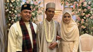 Abdul somad batubara atau yang dikenal ustaz abdul somad (uas) akan segera melepas masa dudanya dan menikah dengan. Bibvwncnqtcxxm