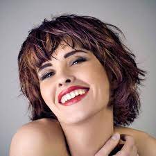 Frecher Stufiger Bob Schnitt Mit Strahnchen Freche Coole Bob Frisuren Haarschnitt Haarschnitt Kurz Haarschnitt Mit Pony