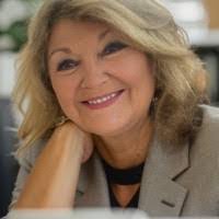 Dana Geary's Instagram, Twitter & Facebook