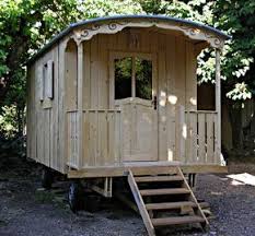 Une Roulotte A Construire Soi Meme The Instructions Are In French But It Has A Nice Design And Plenty Of Storage Interieur Roulotte Roulotte Tiny House Mobile