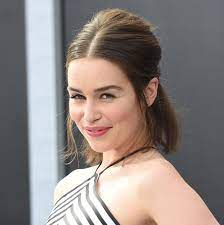 Latest news on emilia clarke including updates on her movies, tv shows and character daenerys targaryen on game of thrones, plus stories on her instagram. Emilia Clarke Tragt Jetzt Wasserstoffblonde Haare Brigitte De