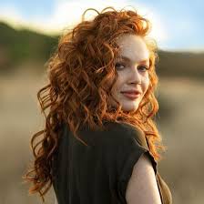 Coupe de cheveux court femme mûre de plus de 50 ans. Cheveux Boucles 30 Coupes Et Coiffures A Tester