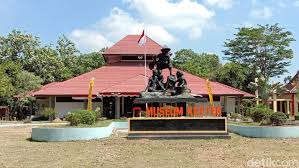 Sewaktu berkunjung ke kudus pada 1980, menurut beliau, potensi yang dimiliki perusahaan rokok di kudus untuk menggerakkan perekonomian daerah sangat besar. Nggak Perlu Repot 2 Museum Di Kudus Bisa Dinikmati Secara Virtual