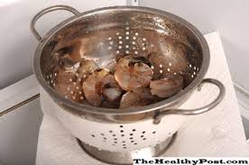 Mettere la salsa cocktail nella ciotola e rim l'esterno con i gamberetti cotti e refrigerati. Come Cucinare I Gamberetti Surgelati Con La Conchiglia Sul Fornello 2021 Healthy Miss
