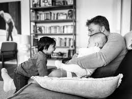 He is an actor,tv presenter and comedian. Caras Cesar Mourao Em Fotografia Com Os Filhos