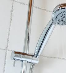 Aber auch duschvorhänge, tapeten und duschköpfe kann der schimmel befallen. Der Beste Weg Schimmel Im Badezimmer Zu Entfernen