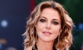 L'incontro con gianni boncompagni, gli esordi a primadonna, l'esperienza a non è la rai e il debutto nel cinema con viaggi di nozze: Claudia Gerini Dalla Dura Separazione Ai Problemi Di Salute La Mia Pancia Sembrava Kronic