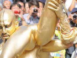 金粉ショー画像】エロいけど伝統行事ｗｗｗ金ぴか裸体で派手に踊る金粉ショー画像 | エロ画像マン
