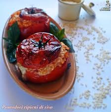 · i pomodori ripieni di riso e mozzarella sono un piatto squisito, molto facile ed economico, che per la sua semplicità di preparazione è ottimo per i pasti di tutti i ricetta facile per realizzare i pomodori imporchettati arrosto pronti in 10 minuti. Pomodori Ripieni Di Riso Ricetta Primi Piatti Del Blog Cucina Casareccia
