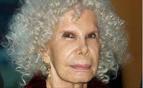 La mujer que no tenía que hacer genuflexión al Papa