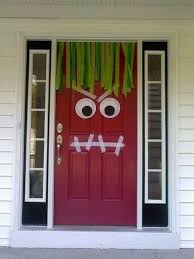 Une Porte D Entree Monstre Halloween Diy Door Halloween Crafts Halloween Decorations