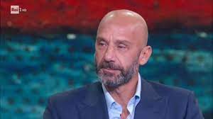 Gianluca vialli, intervistato da la repubblica ha rivelato che dopo quasi due anni di calvario per un cancro al pancreas non ci sarebbero più segni della malattia: Vialli La Malattia Mi Ha Reso Un Uomo Migliore Calcio La Repubblica