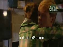 Victor hat erfahren, dass luzy herrn petkovic von linn erzählt hat und will sie deshalb auf ihr zimmer schicken also linn ist die beste freundin von lucy.als nina ins haus anubis eingezogen ist war sie spurlos verschwunden.luzy denkt das nina etwas mit dem verschwinden von linn zu tun hat.eines morgens ging luzy ins bad und auf dem spiegel stand tut mir leid linn.luzy wollte es allen zeigen doch als sie wiederkamen hatte nina die schrift weggewischt.das war für luzy der beweis das nina sie. Das Haus Anubis Youtube