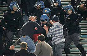 Scontri roma manchester.inglesi ubriaconi o polizia violenta? Roma Manchester Utd Tafferugli Diciotto Feriti Sette Accoltellati Serie B Calcio Sport Repubblica It
