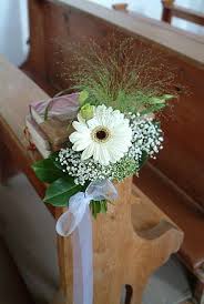 Brautstrauß, revers, tischschmuck, autoschmuck mit blumen verzaubern. Kirchenbankschmuck Kirchenschmuck Hochzeit Blumenschmuck Hochzeit Tischdekoration Hochzeit Blumen
