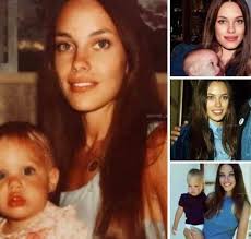 Angelina Jolie in braccio a sua madre.