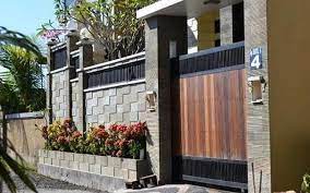 Mungkin hanya beberapa rumah yang telah dibangun oleh pemilikinya untuk menambah perlindungan kepada tempat tinggal mereka. 10 Inspirasi Model Pagar Rumah Batu Alam Hunian Tropis Modern Jadi Semakin Menawan Rumah123 Com