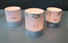 Tischkarten sind nicht nur dekorativ und werten einen festlich gedeckten tisch optisch auf, sondern erweisen sich auch als recht praktisch. Windlicht Tischkarten Zur Hochzeit Selber Machen Kostenlose Vorlagen