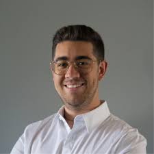 𝗦𝗢𝗡𝗢 𝗨𝗡𝗔 𝗘𝗗𝗜𝗧𝗢𝗥, 𝗡𝗢𝗡 𝗦𝗢𝗡𝗢 𝗨𝗡'𝗔𝗠𝗜𝗖𝗔! (semicit.)  Potremmo parafrasare in questo modo il titolo della celebre canzone di  Rosanna Fratello 𝘚𝘰𝘯𝘰 𝘶𝘯𝘢 𝘥𝘰𝘯𝘯𝘢, 𝘯𝘰𝘯…