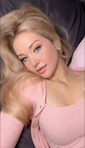 Hello, how are you? My name is Sandra, and I'm Russian. My father was  Mexican, hence my name. I now live in Germany and I'm 22 years old.