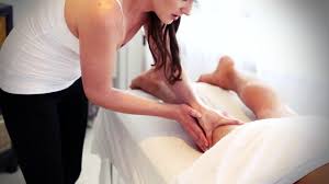 Siyah Taytlı Masözün Kolundan Çekerek Dudaklarına Yapıştı - Porno İzle