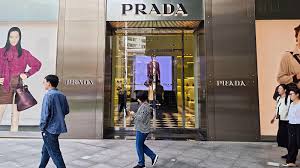 Prada compra Versace por 1.250 millones de euros