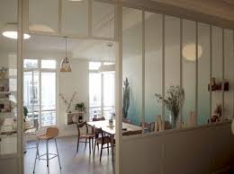 Un Couloir Sort De La Penombre Grace A Une Verriere Decoration Maison Deco Entree Maison Cloison Vitree