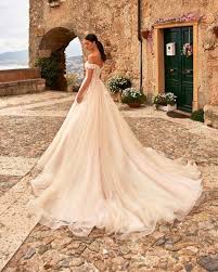 L'abito che si sceglie per una cerimonia. Nicole Spose Gli Abiti Romantici Della Collezione 2020