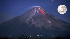 Tapi, letusan gunung berapi beberapa kali masuk dalam daftar bencana alam terbesar di dunia, bahkan hingga saat ini. 6 Potret Mengagumkan Letusan Gunung Berapi Di Dunia Tak Melulu Ngeri Tapi Juga Ada Sisi Indahnya Tribunnews Com Mobile