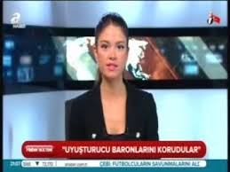 Defne samyeli, a haber'de her gün yayınlanan 'akşama doğru' programını ve ana haberi sunuyor. Hilal Ozdemir A Haber Youtube