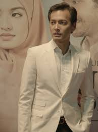 The film starred by fedi nuril, laudya cynthia bella, raline shah, kemal pahlevi, tanta ginting, landung simatupang, and zaskia adya mecca. Kenali 3 Teraju Utama Filem Surga Yang Tak Dirindukan 2 Entertainment Rojak Daily