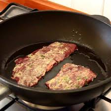 La carne di cavallo si cucina come quella di manzo,poi vi sono ricette locali che ne esaltano le qualità,quella che preferisco è il macinato crudo condito con olio aglio sale limone e prezzemolo, è come una tartare di carne magra, un piatto caratteristico del mia zona(piacenza). Ricetta Carne Di Cavallo Con Senape E Timo Secondi A Base Di Carne