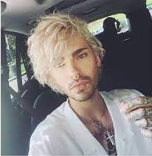 His identical twin brother is tom kaulitz, who is older by ten minutes, and he also plays the guitar in the band. Ghost Ship On Twitter Vocalista De Tokio Hotel Bill Kaulitz Feel Old Yet