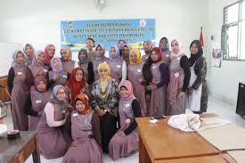 Sugeng mulya subono, kepala bidang pnf dan paud dinas pendidikan membuka dan memberi motivasi peserta uji kompetensi. Sanggar Kegiatan Belajar Kota Yogyakarta Tuk Tata Busana Level Iii Mahir