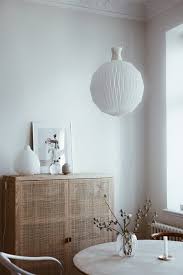 Ollie Seb S Haus Ikea Stockholm Schrank Skandiavischer Stil Natur Leuchte Plisee Designklassiker Esstisch Rund Interior Home Decor Interior Design