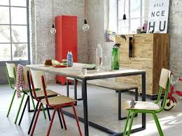 Salle à manger noire et blanche déco industrielle cosy avec les chaises confortables et design bobochic chaise blanche coque et pied faîtes place au design industriel ! Des Salles A Manger Tres Deco Elle Decoration