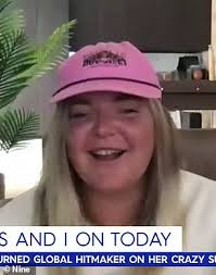 There are related clues (shown below). Tones Und Ich Verraten Warum Sie Niemals Raunchige Musikvideos Wie Ariana Grande Machen Wird Nach Welt